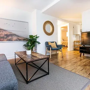Charming Two-bedroom Getaway With Large Private Yard Apartment Victoria