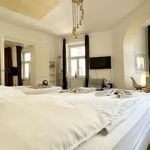 https://premium-apartment-located-at-the-famouskutschkermarkt.vienna-besthotels.com